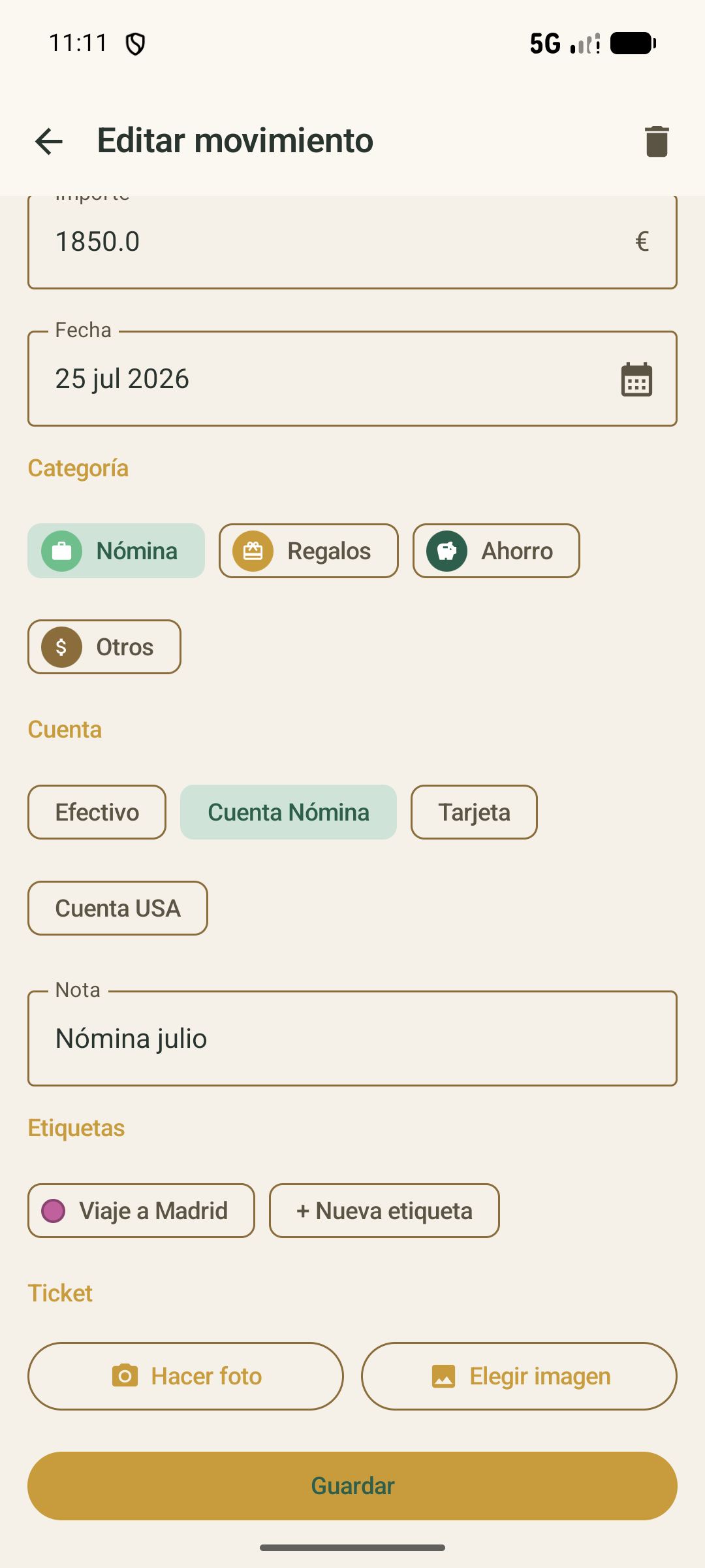 Editor de movimiento con etiquetas y foto de ticket.
